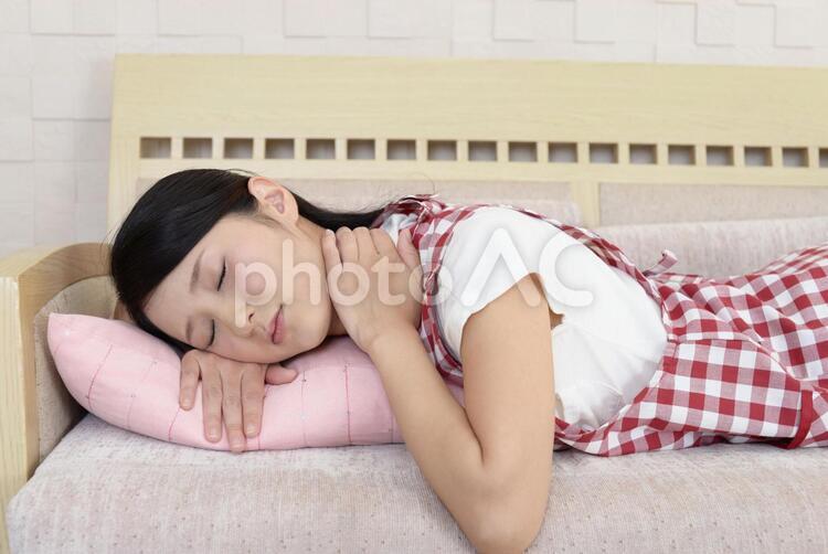 疲れた様子の主婦 女性,女,肩痛の写真素材