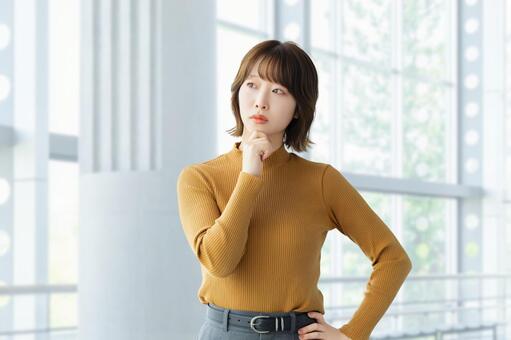 考えごとをする女性・ビジネスウーマン 女性,人物,考えるの写真素材