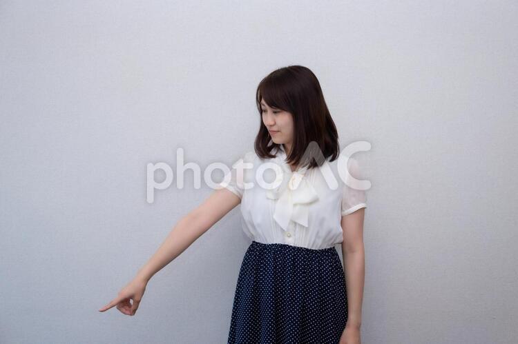 指を指す女性 女性,ol,顔の写真素材