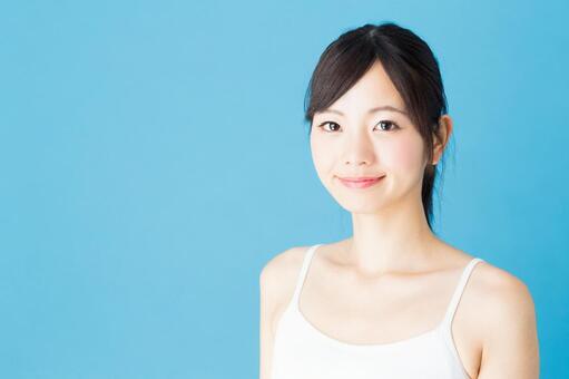 ビューティー　女性　ブルーバック 女性,スキンケア,ビューティーの写真素材
