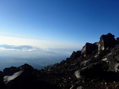 富士山の山頂付近から見た景色の写真