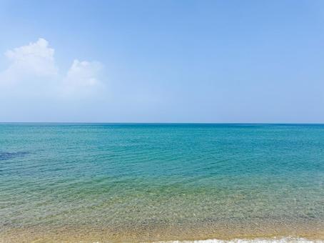 青い空と青い海と砂浜 青い空と青い海と砂浜の写真
