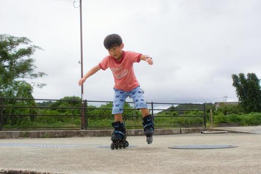 ＜素材＞インラインスケートの練習風景 子供,インラインスケート,ローラーブレードの写真素材