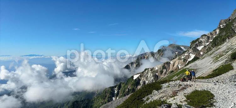 夏山縦走、稜線歩きと遠くに見える海 山,登山,稜線の写真素材