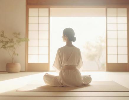 坐禅をする女性の写真