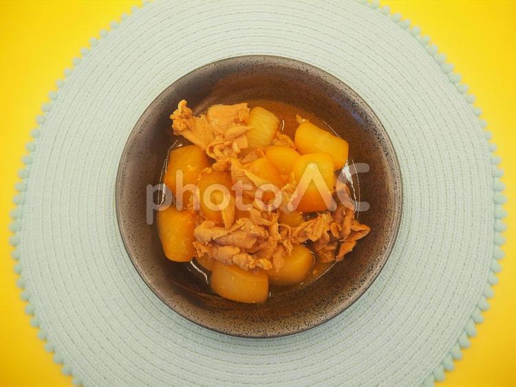 豚バラ大根・家庭料理（取り皿に盛る） 豚バラ大根,家庭料理,豚肉の写真素材