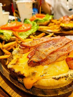 ゴージャス!ハワイアンバーガー ゴージャス!ハワイアンバーガー チーズバーガー,ハンバーガー,ポテトフライの写真素材
