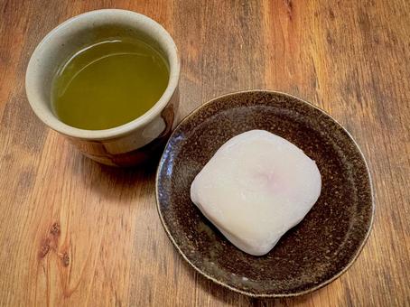 大きな大福 01 大きな大福 01 大福,和菓子,お茶の写真素材