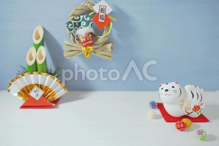虎、門松、しめ縄リースと獅子舞のお正月ディスプレイ、年賀状（２） 寅,寅年,虎の写真素材