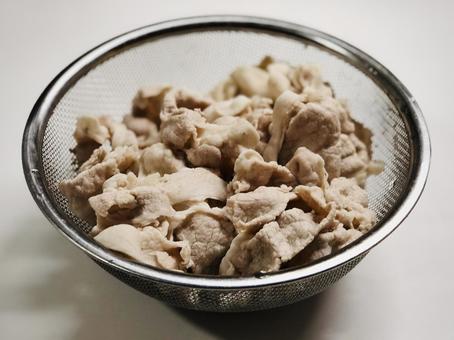 茹で上がったしゃぶしゃぶ用豚肉 茹で上がったしゃぶしゃぶ用豚肉 豚肉,モモ肉,しゃぶしゃぶの写真素材