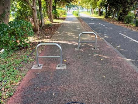 緑道の柵 緑道の柵 緑道,柵,道路の写真素材