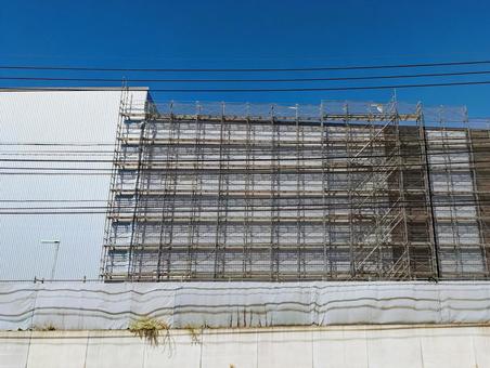 大型施設を建設中の足場 大型施設を建設中の足場 センター,施設,公共施設の写真素材