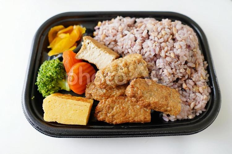 つくねと雑穀ヘルシー弁当のテイクアウト１ お弁当,弁当,つくねの写真素材