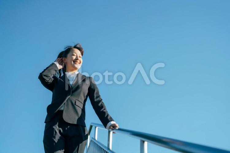 青空とビジネスウーマン（横顔） ビジネス,空,ビジネスウーマンの写真素材