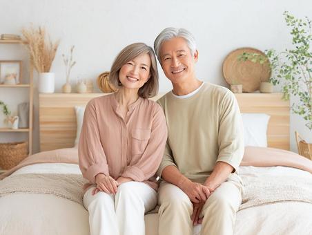 柔らかな光に包まれたカップル 柔らかな光に包まれたカップルの写真