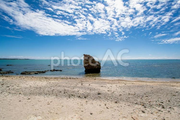 沖縄の美しい海を臨む風景 沖縄,海,海岸の写真素材