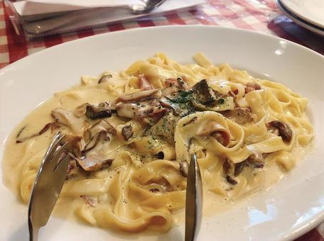 日本、イタリア料理店のクリームパスタ 日本、イタリア料理店のクリームパスタの写真