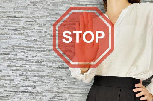 ストップのジェスチャーをする女性 ストップのジェスチャーをする女性の写真