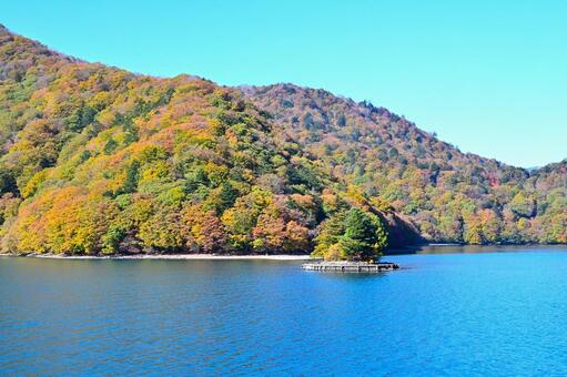 奥日光の紅葉（中禅寺湖、男体山） 紅葉,秋,風景の写真素材