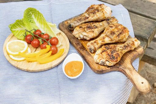 ミニトマトなどの野菜とグリルチキン バーベキュー,食べ物,チキンの写真素材