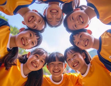 笑顔あふれる子どもサッカーチームの円陣 笑顔あふれる子どもサッカーチームの円陣の写真