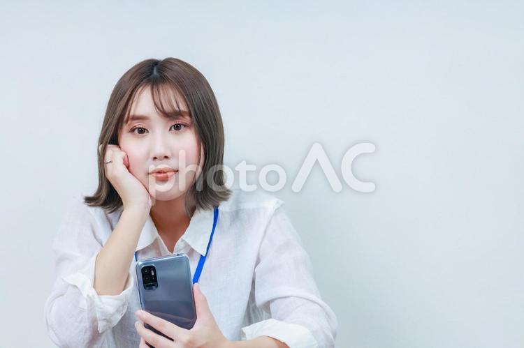頬杖をついたカメラ目線の若い女性 女性,女の子,若いの写真素材