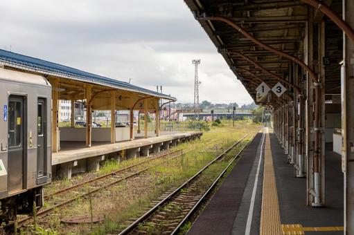 草が生えている線路と釧路駅 草が生えている線路と釧路駅 車両,気動車,h100系の写真素材