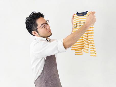 Image of a man hanging laundry, pai, lavanderia, criar os filhos, JPG