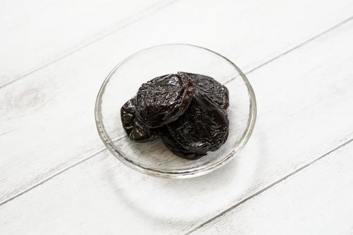 ガラス皿にのせたドライプルーン ガラス皿にのせたドライプルーンの写真