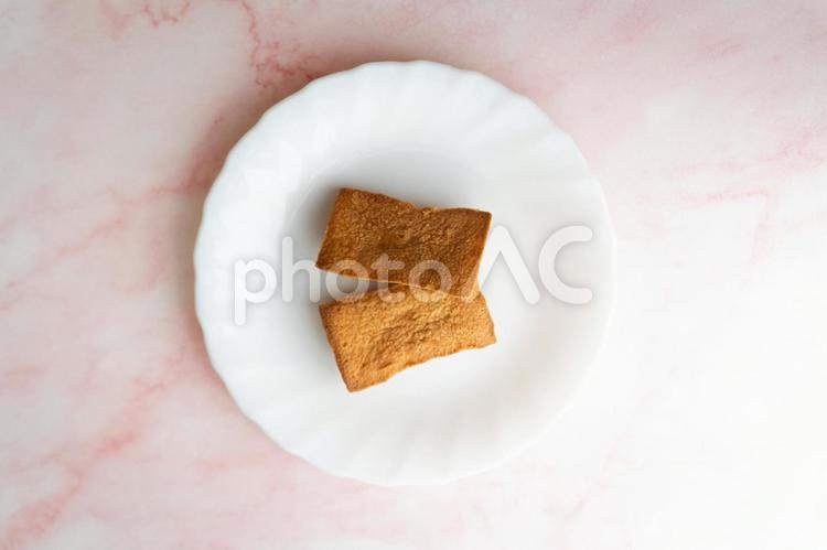白皿にのせた焼き菓子③ フィナンシェ,焼き菓子,スイーツの写真素材