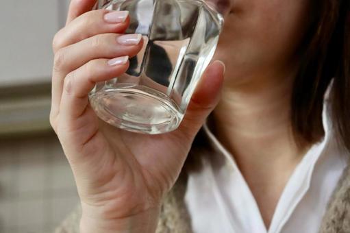 白湯を飲む女性 水,飲む,女性の写真素材