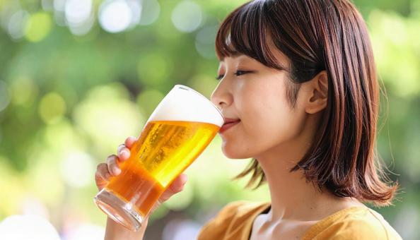 ビールを飲む若くて可愛い女性ポートレート ビールを飲む若くて可愛い女性ポートレートの写真
