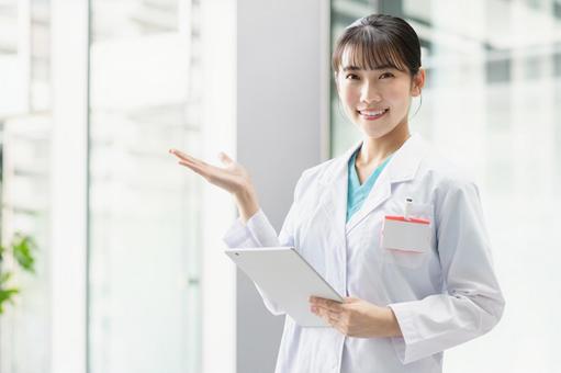 病院で働く若い女性医師 病院で働く若い女性医師 医師,女性,タブレットの写真素材