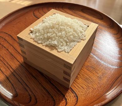 升に盛ったお米とお盆 升,米,白米の写真素材