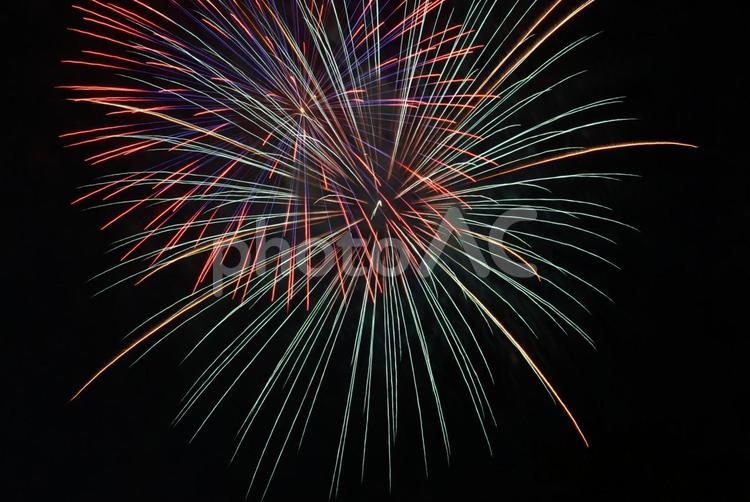 夏の夜を彩る打ち上げ花火 花火,打ち上げ花火,夏の写真素材