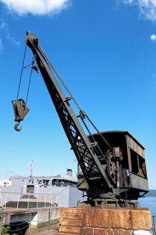 港に残るレトロなクレーンと青空の風景 魚雷積載用クレーン,アレイからすこじま,空の写真素材