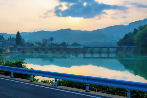 朝焼けに染まる神秘的な信州のダムの風景 朝焼けに染まる神秘的な信州のダムの風景 信州,川,ダムの写真素材