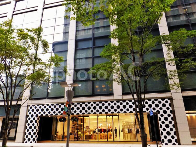 丸の内の風景６ ブランド通り,水玉模様,ハイセンスの写真素材