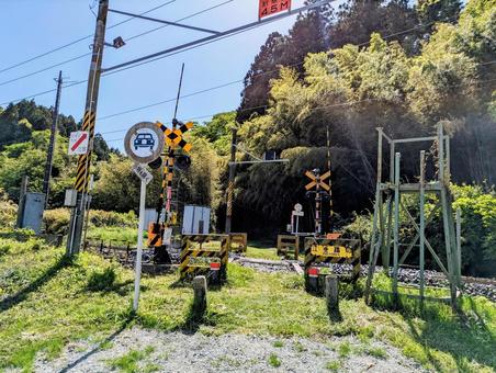 田舎の線路と見晴し台 ~標識のある風景~ 田舎の線路と見晴し台 ~標識のある風景~ 踏切,田舎,道路標識の写真素材
