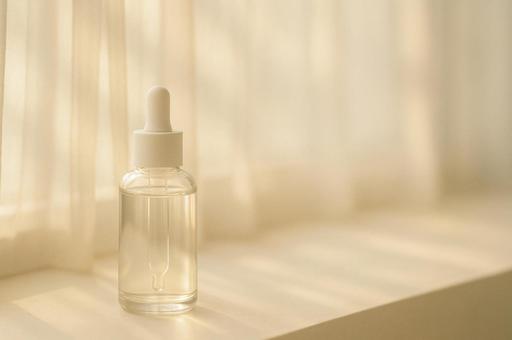 ガラス越しの柔らかな朝光の写真