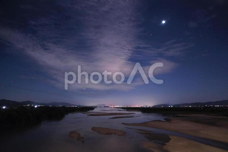 秋・明け方の斐伊川河口と星空 河川,星空,夜景の写真素材