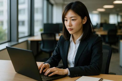 オフィスで働く女性社員 オフィスで働く女性社員の写真