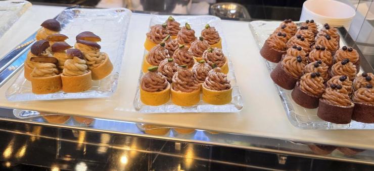 ブッフェ台に乗ったミニモンブランタルト スイーツ,デザート,和風スイーツの写真素材