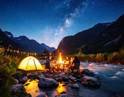 緑豊かな山の中の川で、仲間とバーベキュー 緑豊かな山の中の川で、仲間とバーベキューの写真