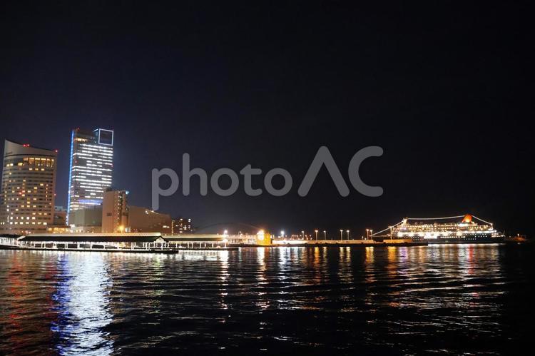 １月中旬高松港のライトアップのにっぽん丸 背景,にっぽん丸,旅客船の写真素材