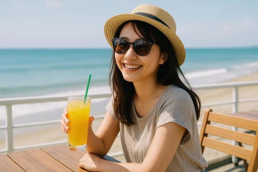 海辺カフェでくつろぐ女性 海辺カフェでくつろぐ女性の写真
