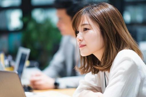 PC画面を真剣に見る女性 PC画面を真剣に見る女性の写真