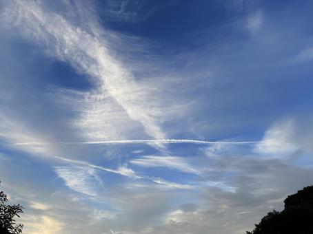 青空と交差する飛行機雲 青空と交差する飛行機雲の写真