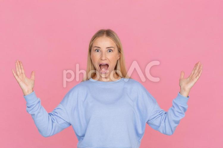 両手を広げて絶叫する女性 女性,カメラ目線,絶叫の写真素材