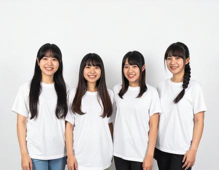 白いTシャツ姿の女性4人組 白いTシャツ姿の女性4人組の写真